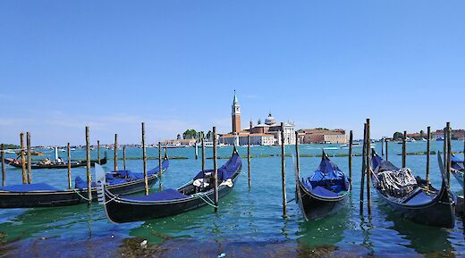 Row of gondolas, Venice, Italy. CC:TO