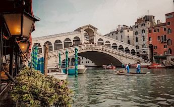 Rialto Bridge, Venice, Veneto, Italy. Denys Barabanov@Unsplash