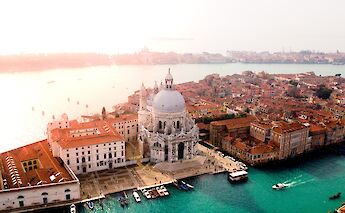 Venice, Veneto, Italy. Canmandawe@Unsplash
