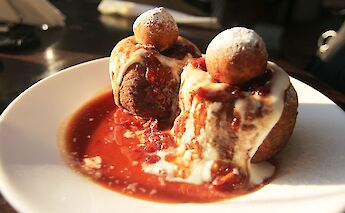 Papanași, Romanian doughnuts. CC:Nicubunu