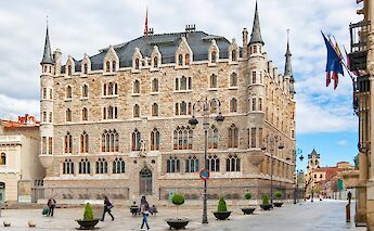 Casa Botines in León, Spain. CC:xavi lopez