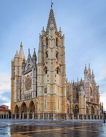 León's grand Gothic Cathedral in Spain. CC:David Jimenez Llanes