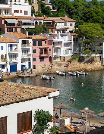 Boats and people in the sea in Girona, Spain. Unsplash:Alejandro Sevilla