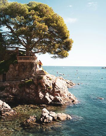 People swimming in the sea in Begur, Spain. Unsplash:Karolina Lesniak