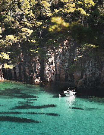 Yacht in Begur, Spain. Unsplash:Karolina Lesniak