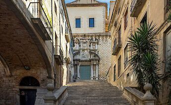 Steps leading up to a house in Girona, Spain. Unsplash:Manuel Torres Garcia