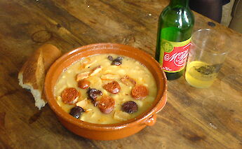 'Fabada asturiana' and sidra (cider), a typical dish of Asturias, Spain. CC:Alexfoofoo