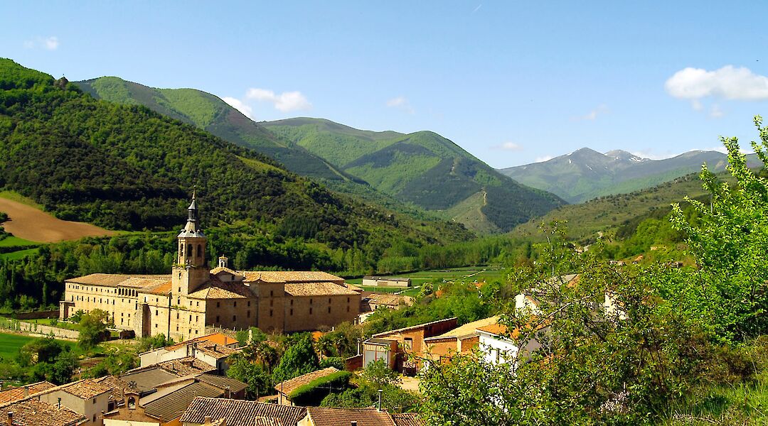 A village in La Rioja set among green hills