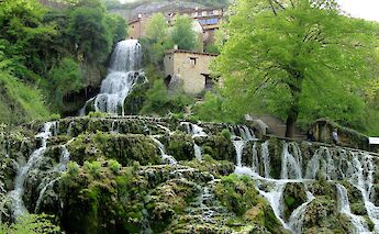 Waterfall in Orbaneja del Castillo. Flickr:santiago lopez-pastor