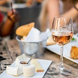 Rosé wine & French cheeses! PauleinerHand@Unsplash