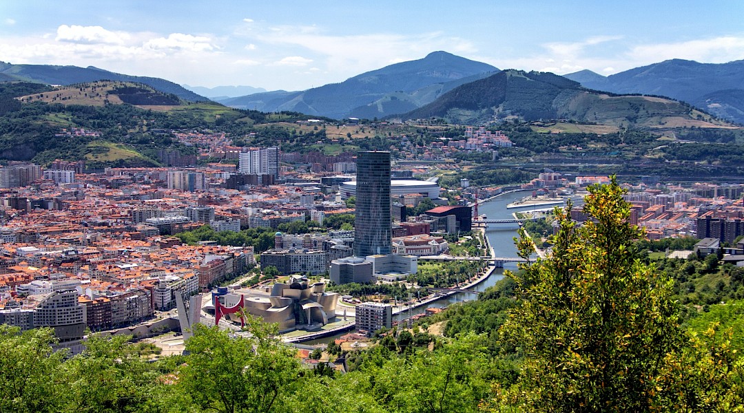 Nervión River in Bilbao, Basque Country, Spain. Yvesalarie@Unsplash