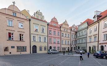Canon Square with Europe's narrowest townhouse in Warsaw, Poland. CC:Tilman2007