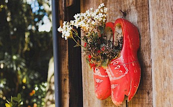 Dutch klompen as souvenirs. Silvia Trigo@Unsplash
