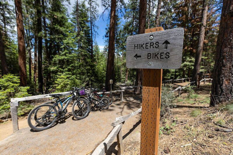 Path signage in Benham Falls, Oregon, USA. Mick Haupt Sacal@Unsplash
