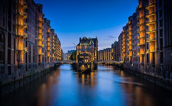 Waterway at night, Hamburg, Germany. Claudio Testa@Unsplash