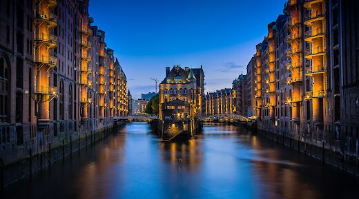 Waterway at night, Hamburg, Germany. Claudio Testa@Unsplash