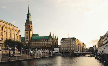 Hamburg at sunset, Germany. Moritz Kindler@Unsplash