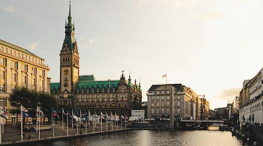 Hamburg at sunset, Germany. Moritz Kindler@Unsplash