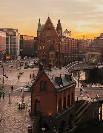 Sunset in Hamburg, Germany. Julia Solonina@Unsplash