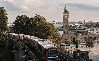 Train, Hamburg, Germany. Alexander Bagno@Unsplash