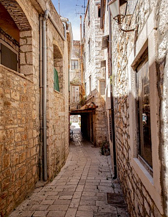 Cobbled stone alley in Hvar, Croatia. hakon grimstad@Unsplash