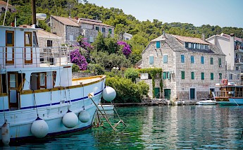 House boat Hvar Harbor. aiva apsite@Unsplash