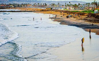 Surfers and beach goers in San Diego Beach, San Diego, California. Derek Story@Unsplash