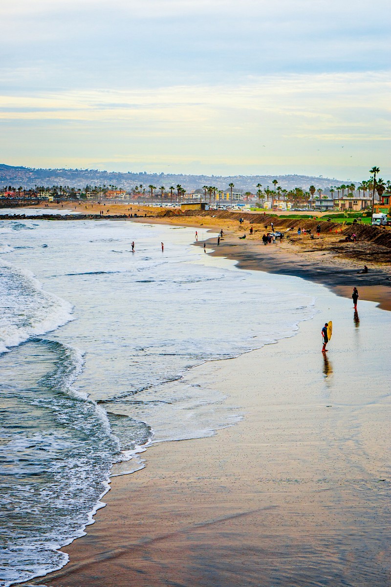 Surfers and beach goers in San Diego Beach, San Diego, California. Derek Story@Unsplash