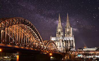 Cologne at night, Germany. Nikolay Kovalenko@Unsplash