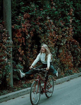 Woman riding bike. Unsplash:Igor Lypnytskyi UA