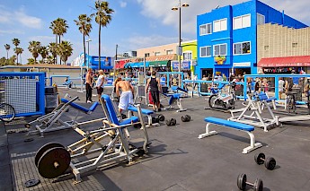 Workout at the famous Muscle Beach. Flickr:Pedro Szekely