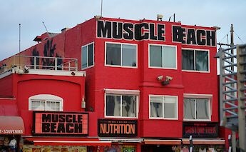 Muscle Beach Building, Santa Monica, California. Unsplash: Renato Ulpiano