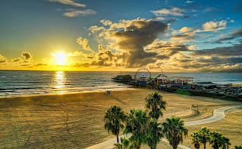 Santa Monica Pier at sunset. Unsplash:Venti views