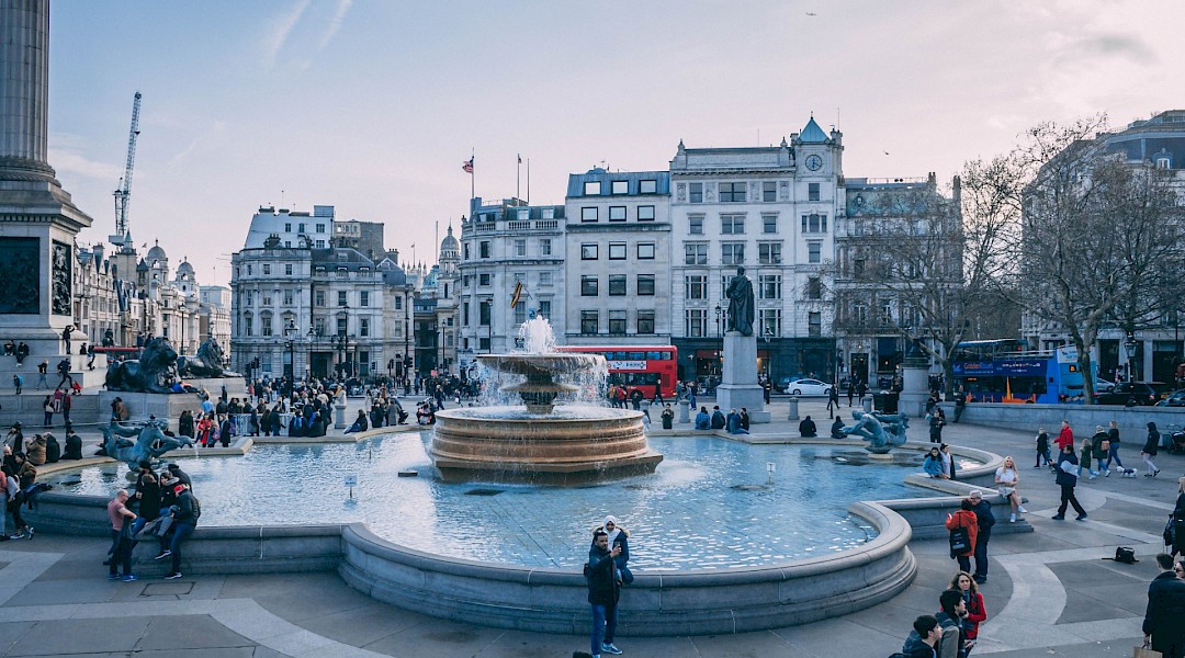 The buzzing atmosphere at Trafalgar Square, London. Unsplash:Diane Picchiottino