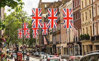 Union Jacks in England! Ian Taylor@Unsplash