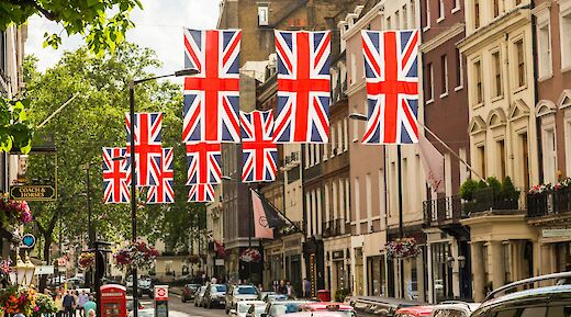 Union Jacks in England! Ian Taylor@Unsplash