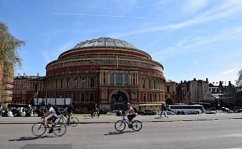 Passing by the Royal Albert Hall, London, England. Matthew Waring@Unsplash