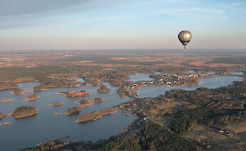 Hot air balloon over Trakai, Lithuania. Maksim Shutov@Unsplash