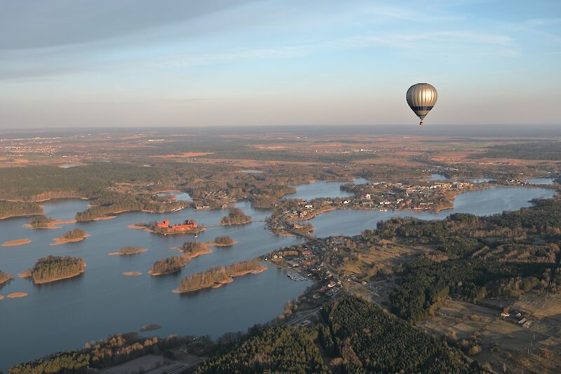 Hot air balloon over Trakai, Lithuania. Maksim Shutov@Unsplash