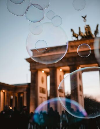 Bubbles at Brandenberg Gate, Berlin, Germany. Yannic Kress@Unsplash