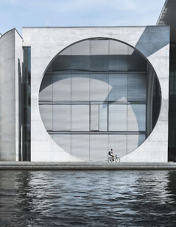 Cycling along the waterfront, Berlin, Germany. Lysander Yuen@Unsplash