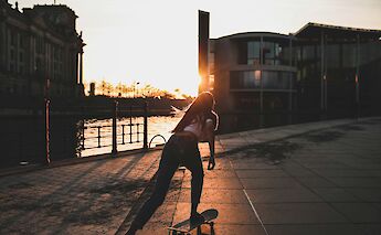 Skateboarding at sunset, Berlin, Germany. Florian Kurrasch@Unsplash