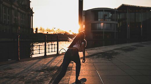 Skateboarding at sunset, Berlin, Germany. Florian Kurrasch@Unsplash