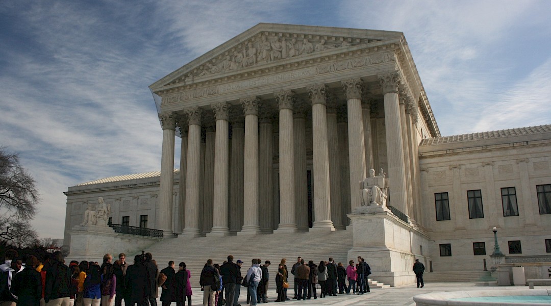 The US Supreme Court building with the visitors in front. Flickr:Ian McWilliams