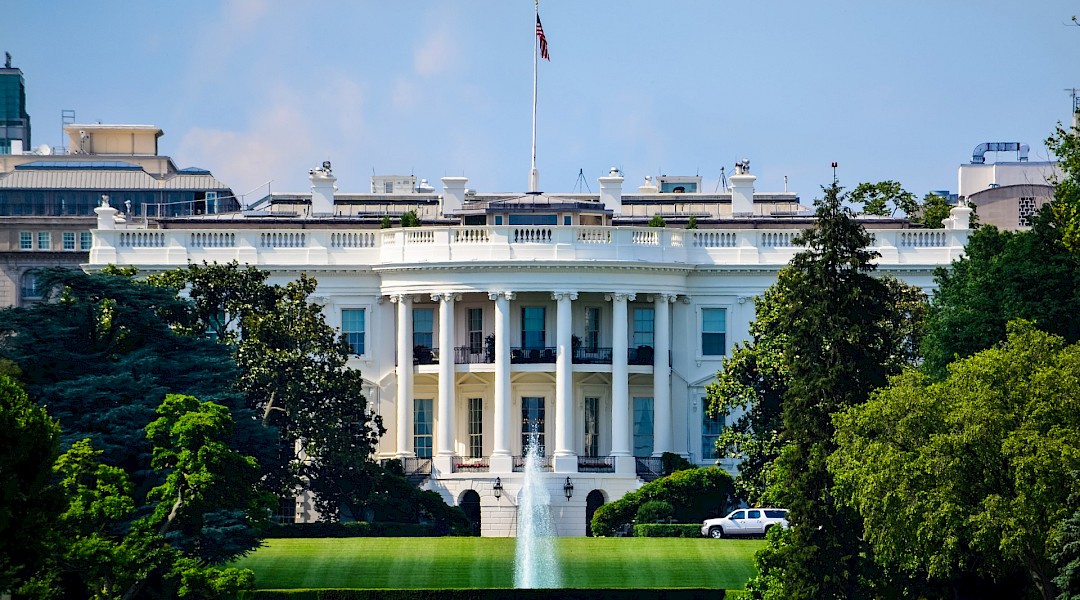 Impressive White House, with a fountain in front, DC. Flickr:Prathamesh Kate