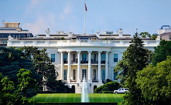 Impressive White House, with a fountain in front, DC. Flickr:Prathamesh Kate