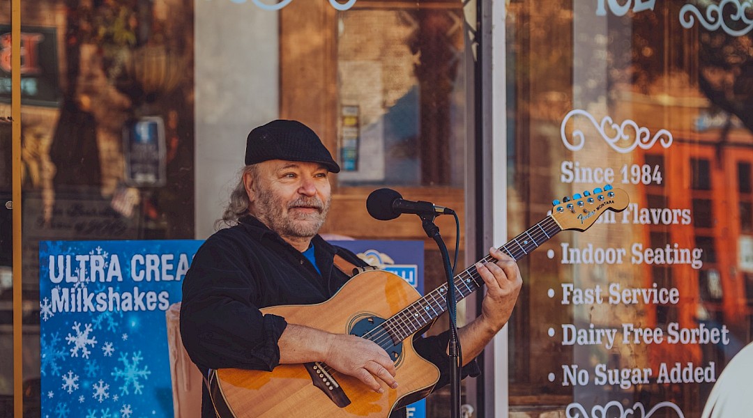 A street musician playing guitar at the Old town Alexandria. John Brighenti@Flickr