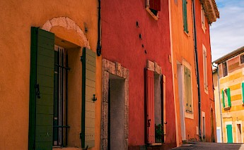 Colorful architecture in Roussillon, France. Thibaut Marquis@Unsplash