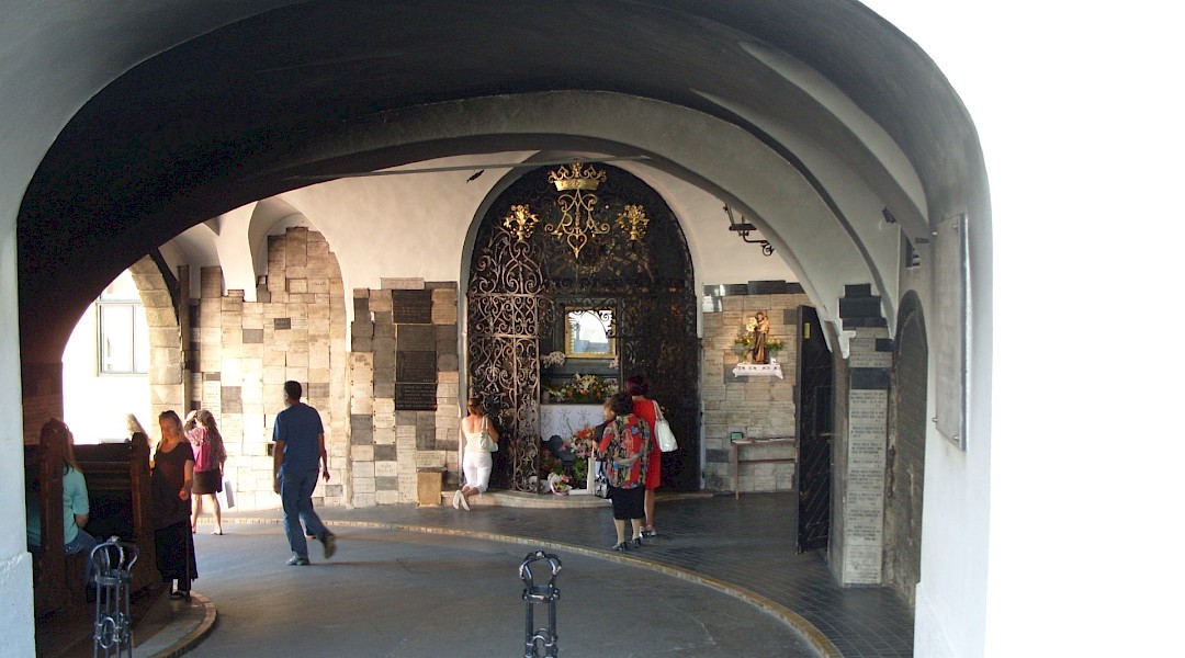 Passing under the Stone Gate, Zagreb. Flickr:Charlie