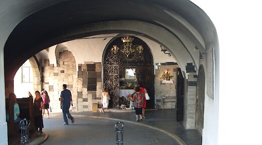 Passing under the Stone Gate, Zagreb. Flickr:Charlie